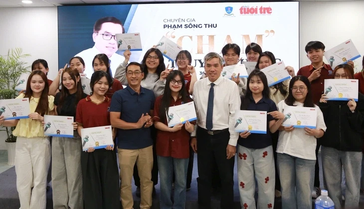 Chuyên gia truyền thông, MC chia sẻ kinh nghiệm thực tế cho sinh viên học tại báo Tuổi Trẻ Chuyên gia truyền thông, MC chia sẻ kinh nghiệm thực tế cho sinh viên học tại báo Tuổi Trẻ
