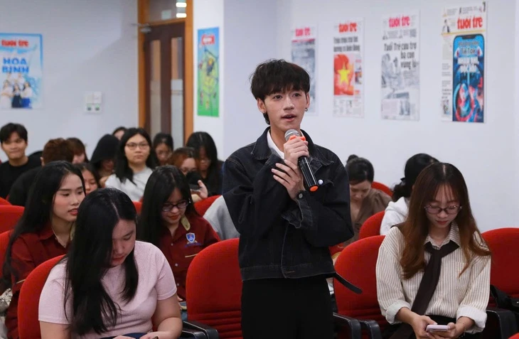 Chuyên gia truyền thông, MC chia sẻ kinh nghiệm thực tế cho sinh viên học tại báo Tuổi Trẻ Chuyên gia truyền thông, MC chia sẻ kinh nghiệm thực tế cho sinh viên học tại báo Tuổi Trẻ