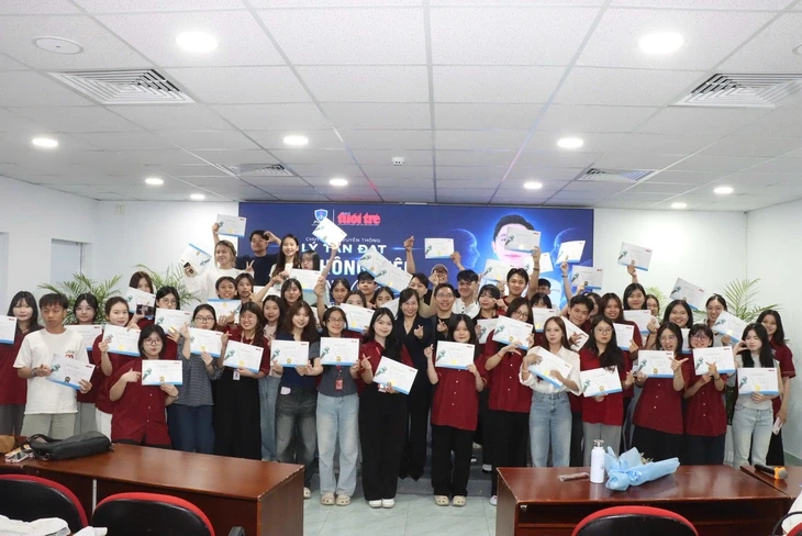 Chuyên gia truyền thông, MC chia sẻ kinh nghiệm thực tế cho sinh viên học tại báo Tuổi Trẻ Chuyên gia truyền thông, MC chia sẻ kinh nghiệm thực tế cho sinh viên học tại báo Tuổi Trẻ