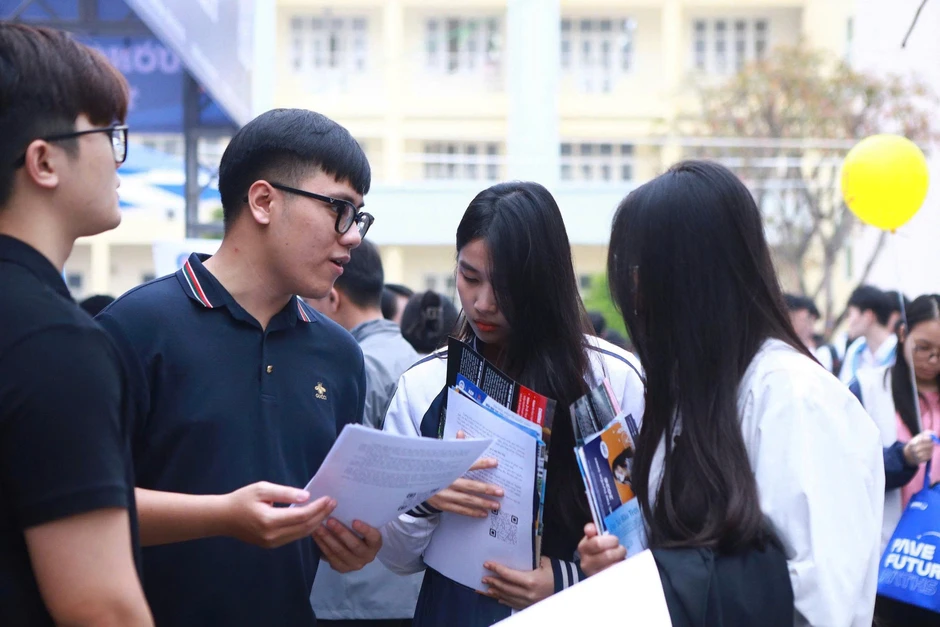 Chuyển từ quản lý tuyển sinh hành chính sang quản trị quy trình tuyển sinh bằng dữ liệu Chuyển từ quản lý tuyển sinh hành chính sang quản trị quy trình tuyển sinh bằng dữ liệu