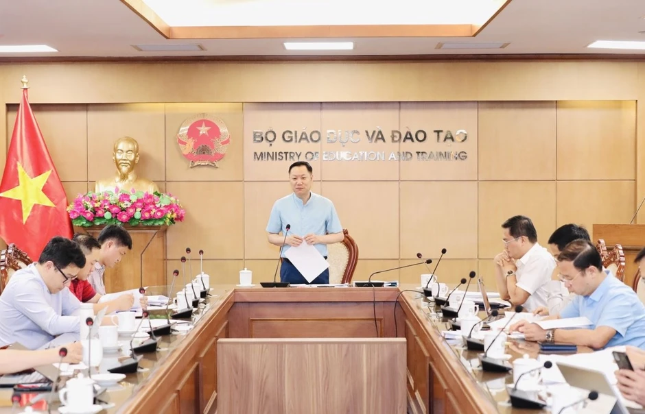 Chuyển từ quản lý tuyển sinh hành chính sang quản trị quy trình tuyển sinh bằng dữ liệu Chuyển từ quản lý tuyển sinh hành chính sang quản trị quy trình tuyển sinh bằng dữ liệu