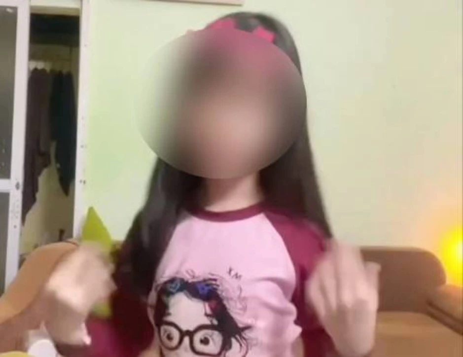 Clip bé gái tưởng bình thường nhưng khiến cư dân mạng Việt hốt hoảng: Gửi ngay cho cha mẹ cảnh báo! Clip bé gái tưởng bình thường nhưng khiến cư dân mạng Việt hốt hoảng: Gửi ngay cho cha mẹ cảnh báo!