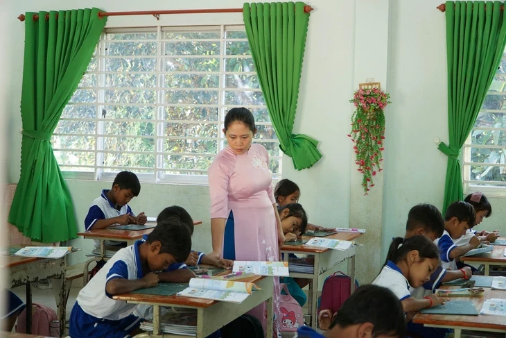 Cô giáo 13 năm bám lớp vùng biên: 'Hạnh phúc mỗi ngày là thấy các em học thêm được một chữ' Cô giáo 13 năm bám lớp vùng biên: 'Hạnh phúc mỗi ngày là thấy các em học thêm được một chữ'