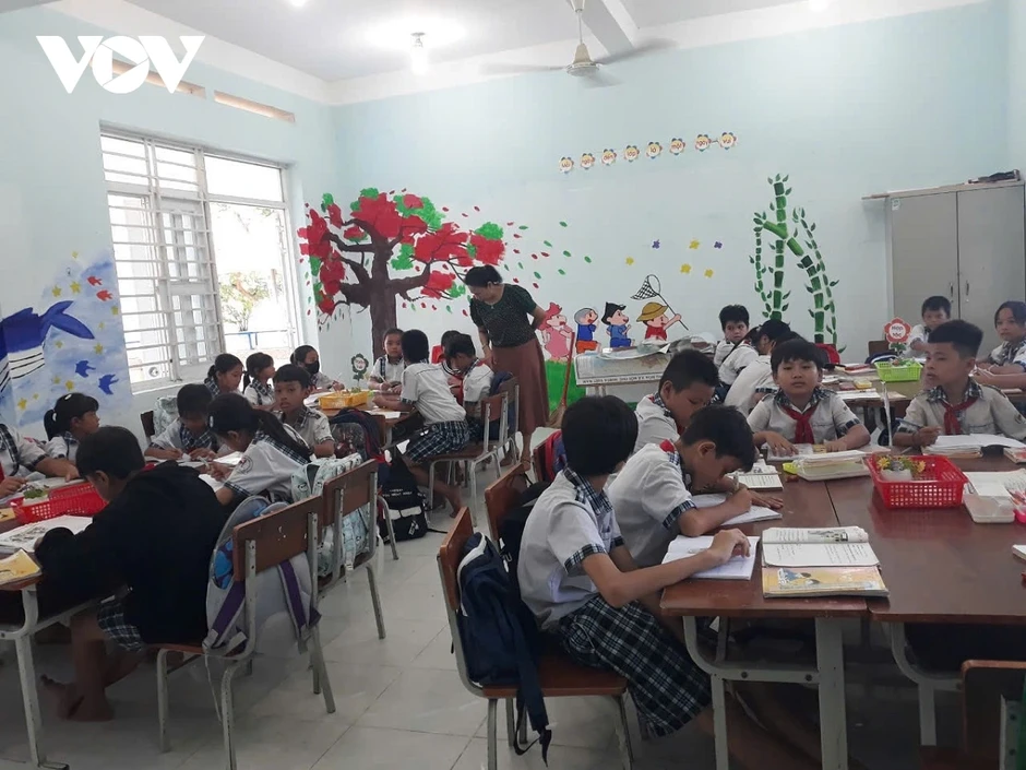 Cô giáo Chăm “giữ lửa” với nghề Cô giáo Chăm “giữ lửa” với nghề