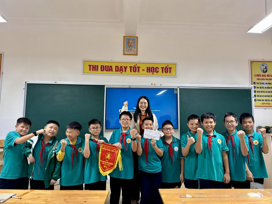 Cô giáo Nghệ An xúc động khi nhận "giấy khen" đặc biệt từ học trò
