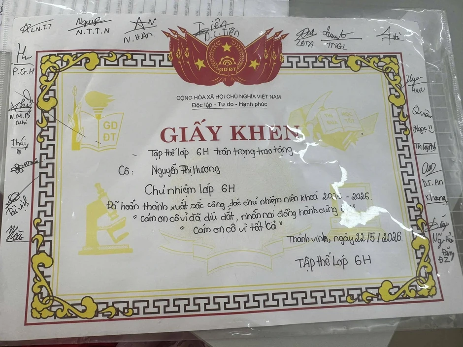 Cô giáo Nghệ An xúc động khi nhận "giấy khen" đặc biệt từ học trò