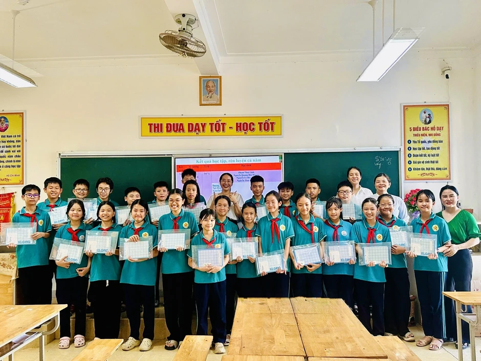 Cô giáo Nghệ An xúc động khi nhận "giấy khen" đặc biệt từ học trò