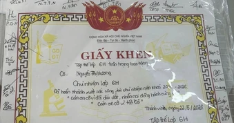 Cô giáo Nghệ An xúc động khi nhận "giấy khen" đặc biệt từ học trò