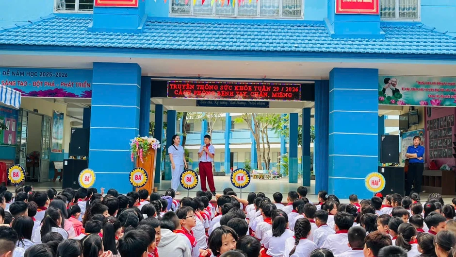 Có hay không 100 học sinh Trường tiểu học Bình Quới Tây (TP.HCM) sốt, ói, nhập viện? Có hay không 100 học sinh Trường tiểu học Bình Quới Tây (TP.HCM) sốt, ói, nhập viện?