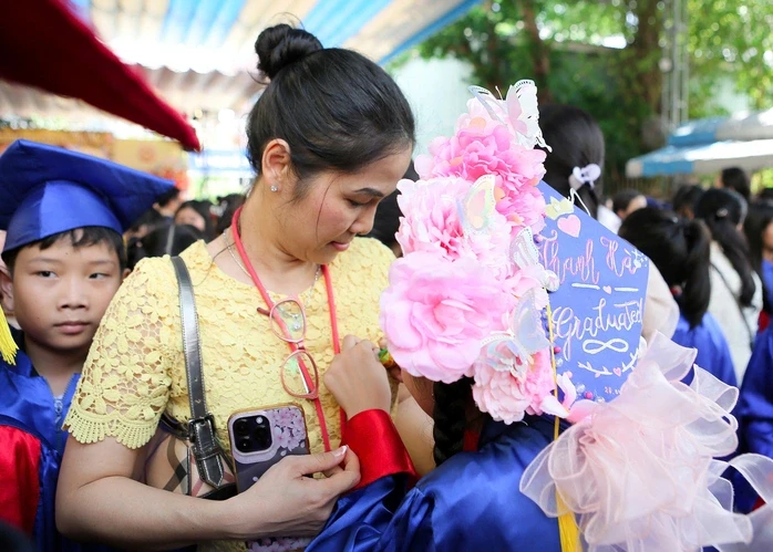 Cô hiệu trưởng với bài phát biểu xúc động tri ân phụ huynh, những người thầy đầu tiên của học sinh Cô hiệu trưởng với bài phát biểu xúc động tri ân phụ huynh, những người thầy đầu tiên của học sinh