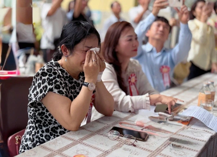 Cô hiệu trưởng với bài phát biểu xúc động tri ân phụ huynh, những người thầy đầu tiên của học sinh Cô hiệu trưởng với bài phát biểu xúc động tri ân phụ huynh, những người thầy đầu tiên của học sinh