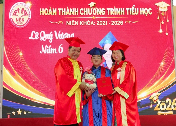 Cô hiệu trưởng với bài phát biểu xúc động tri ân phụ huynh, những người thầy đầu tiên của học sinh Cô hiệu trưởng với bài phát biểu xúc động tri ân phụ huynh, những người thầy đầu tiên của học sinh