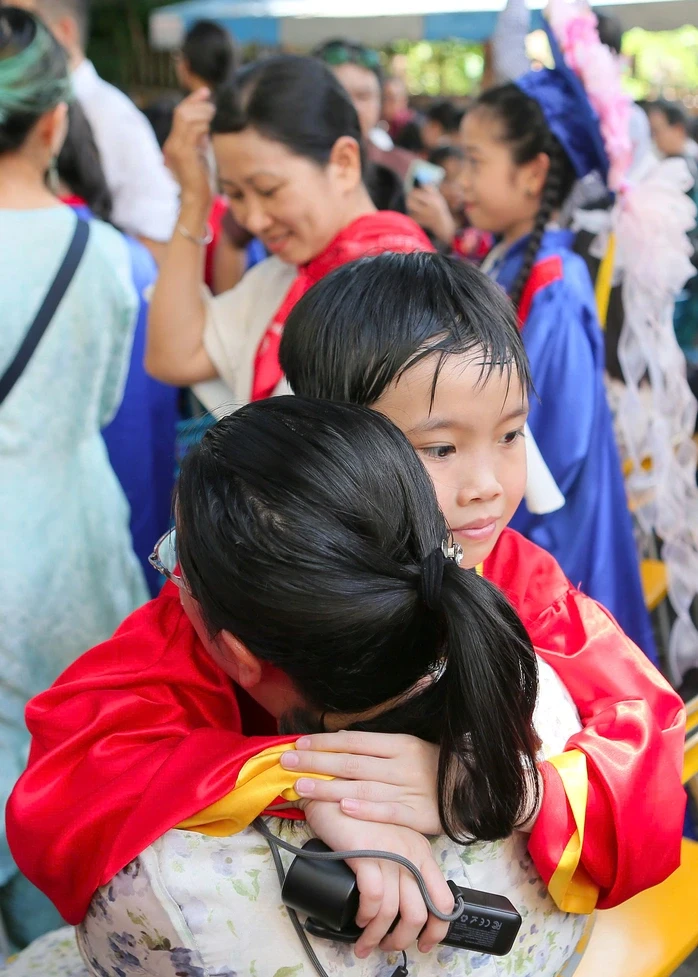 Cô hiệu trưởng với bài phát biểu xúc động tri ân phụ huynh, những người thầy đầu tiên của học sinh Cô hiệu trưởng với bài phát biểu xúc động tri ân phụ huynh, những người thầy đầu tiên của học sinh