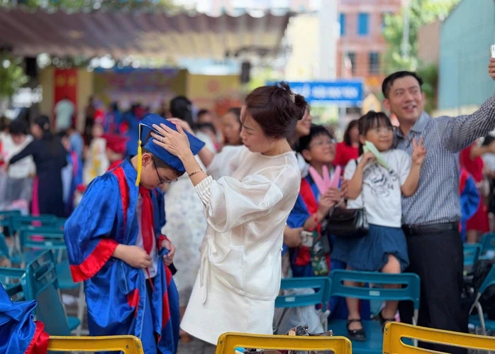 Cô hiệu trưởng với bài phát biểu xúc động tri ân phụ huynh, những người thầy đầu tiên của học sinh Cô hiệu trưởng với bài phát biểu xúc động tri ân phụ huynh, những người thầy đầu tiên của học sinh