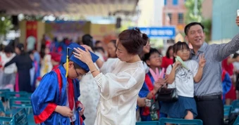 Cô hiệu trưởng với bài phát biểu xúc động tri ân phụ huynh, những người thầy đầu tiên của học sinh