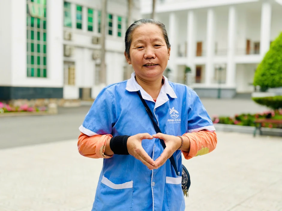 Cô lao công biết nhiều thứ tiếng ở Đại học Hà Nội, sửa phát âm cho cả sinh viên Cô lao công biết nhiều thứ tiếng ở Đại học Hà Nội, sửa phát âm cho cả sinh viên