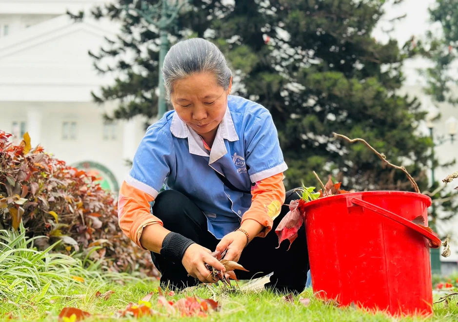 Cô lao công biết nhiều thứ tiếng ở Đại học Hà Nội, sửa phát âm cho cả sinh viên Cô lao công biết nhiều thứ tiếng ở Đại học Hà Nội, sửa phát âm cho cả sinh viên