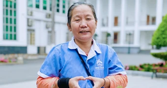 Cô lao công biết nhiều thứ tiếng ở Đại học Hà Nội, sửa phát âm cho cả sinh viên