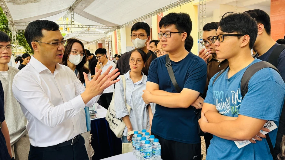 Cơm, áo không đùa với sinh viên ngành y