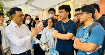 Cơm, áo không đùa với sinh viên ngành y