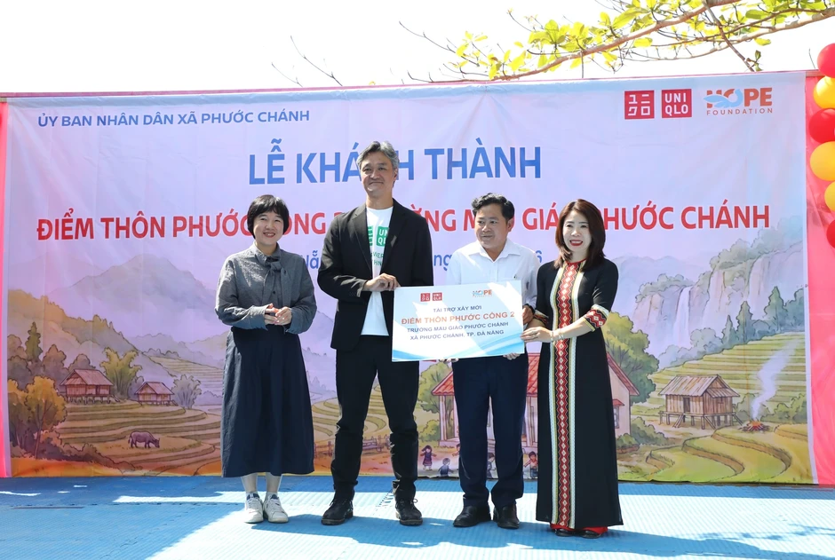 Con có trường học mới, người mẹ đồng bào Giẻ Triêng rưng rưng hạnh phúc Con có trường học mới, người mẹ đồng bào Giẻ Triêng rưng rưng hạnh phúc
