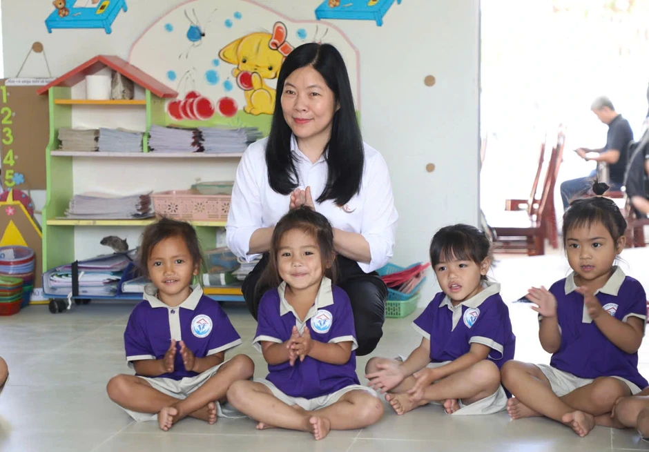 Con có trường học mới, người mẹ đồng bào Giẻ Triêng rưng rưng hạnh phúc Con có trường học mới, người mẹ đồng bào Giẻ Triêng rưng rưng hạnh phúc