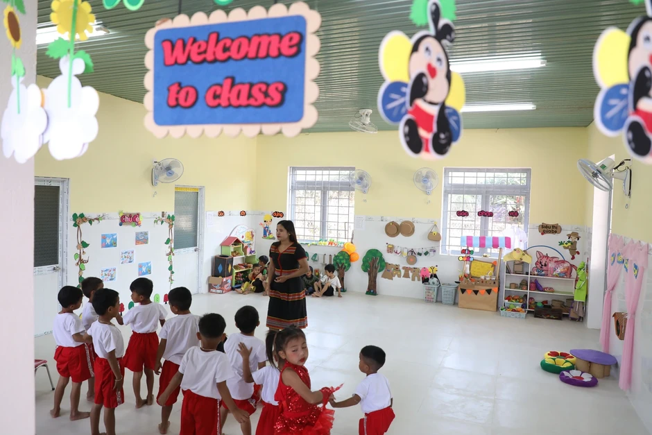 Con có trường học mới, người mẹ đồng bào Giẻ Triêng rưng rưng hạnh phúc Con có trường học mới, người mẹ đồng bào Giẻ Triêng rưng rưng hạnh phúc