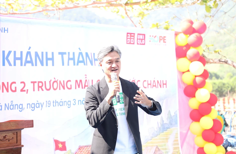 Con có trường học mới, người mẹ đồng bào Giẻ Triêng rưng rưng hạnh phúc Con có trường học mới, người mẹ đồng bào Giẻ Triêng rưng rưng hạnh phúc