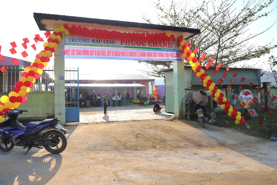 Con có trường học mới, người mẹ đồng bào Giẻ Triêng rưng rưng hạnh phúc Con có trường học mới, người mẹ đồng bào Giẻ Triêng rưng rưng hạnh phúc