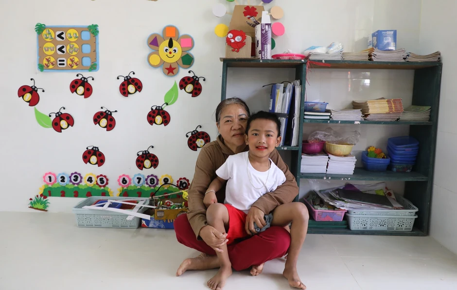 Con có trường học mới, người mẹ đồng bào Giẻ Triêng rưng rưng hạnh phúc Con có trường học mới, người mẹ đồng bào Giẻ Triêng rưng rưng hạnh phúc