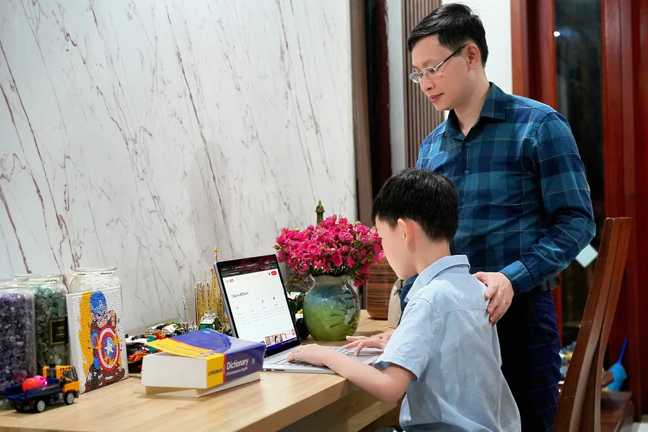 Con học lớp 4 đạt IELTS 7.5, ông bố Hà Tĩnh nói thẳng về tranh cãi: Thi sớm để lấy thành tích, "ép chín" trẻ! Con học lớp 4 đạt IELTS 7.5, ông bố Hà Tĩnh nói thẳng về tranh cãi: Thi sớm để lấy thành tích, "ép chín" trẻ!