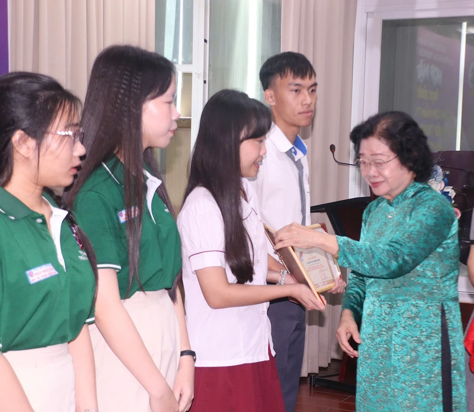 Con mong sau này trở thành cô giáo để giúp các em nhỏ trên đảo Lý Sơn Con mong sau này trở thành cô giáo để giúp các em nhỏ trên đảo Lý Sơn