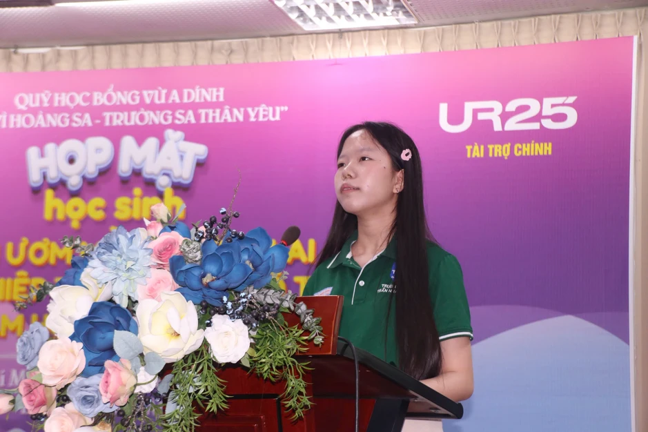 Con mong sau này trở thành cô giáo để giúp các em nhỏ trên đảo Lý Sơn Con mong sau này trở thành cô giáo để giúp các em nhỏ trên đảo Lý Sơn