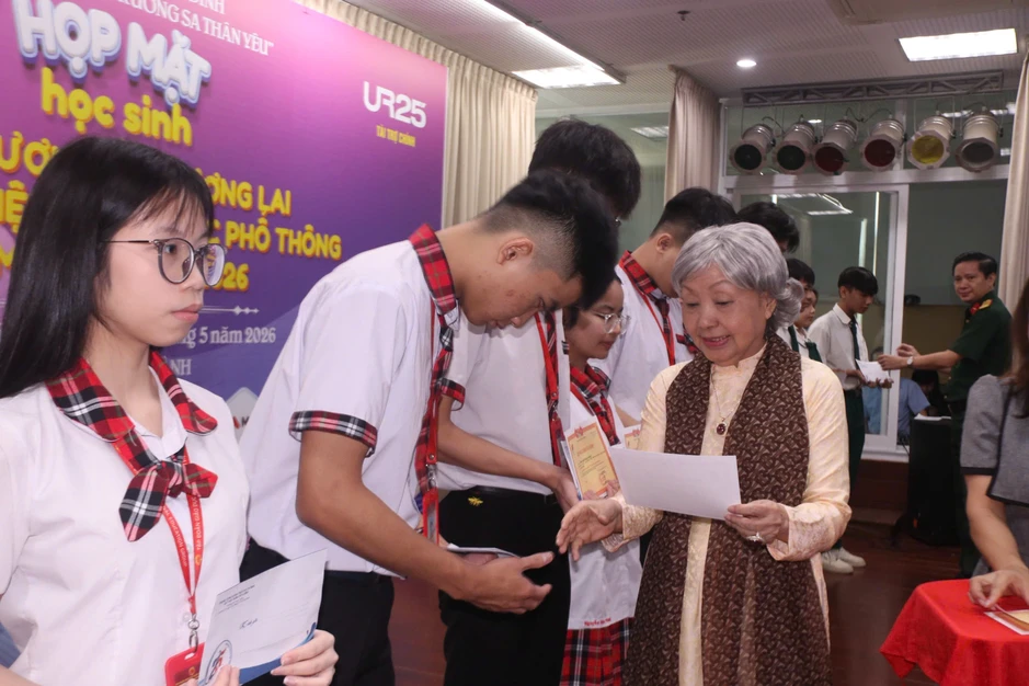 Con mong sau này trở thành cô giáo để giúp các em nhỏ trên đảo Lý Sơn Con mong sau này trở thành cô giáo để giúp các em nhỏ trên đảo Lý Sơn