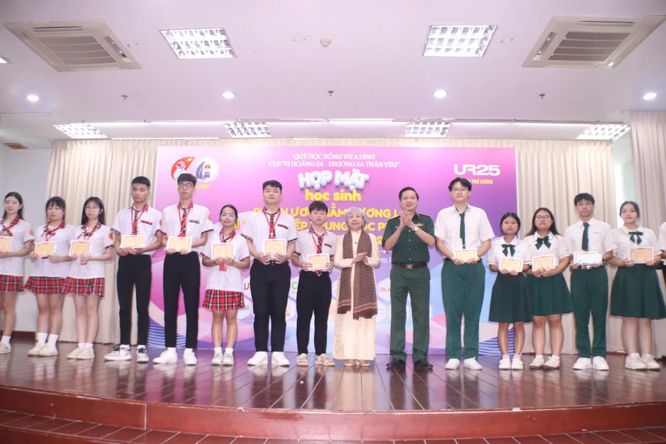 Con mong sau này trở thành cô giáo để giúp các em nhỏ trên đảo Lý Sơn Con mong sau này trở thành cô giáo để giúp các em nhỏ trên đảo Lý Sơn