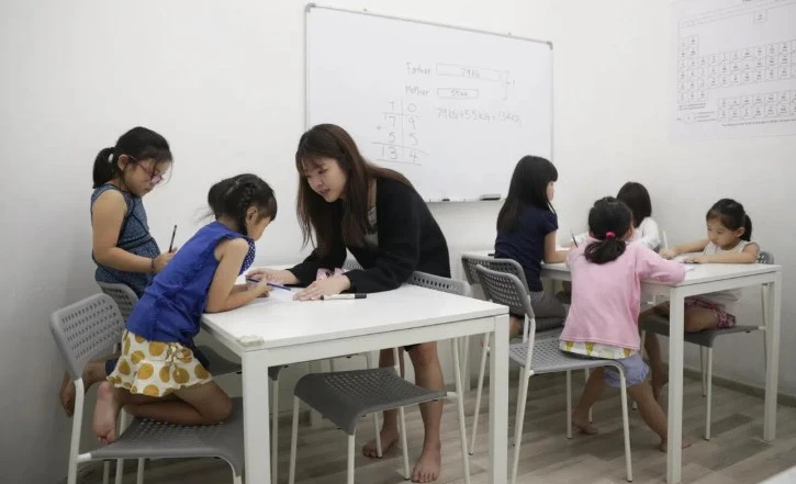 Cơn sốt học thêm và 'cái giá' ẩn sau thành tích học tập Cơn sốt học thêm và 'cái giá' ẩn sau thành tích học tập