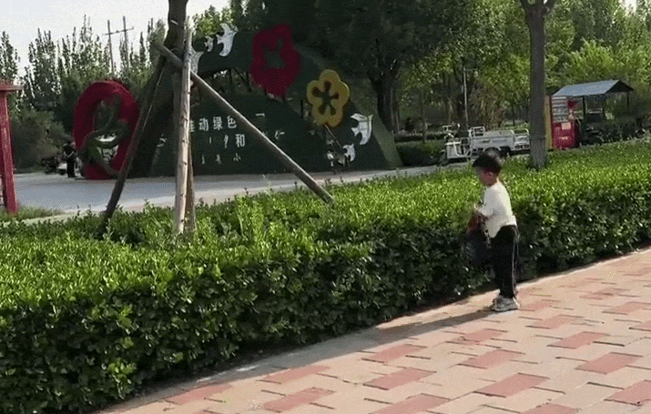 Con trai tiểu học 1 tháng "làm mất" cặp sách 9 lần, mẹ giả vờ tan làm sớm rồi lặng lẽ bám theo và cái kết dở khóc dở cười Con trai tiểu học 1 tháng "làm mất" cặp sách 9 lần, mẹ giả vờ tan làm sớm rồi lặng lẽ bám theo và cái kết dở khóc dở cười