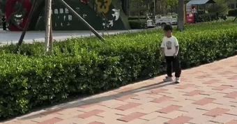 Con trai tiểu học 1 tháng "làm mất" cặp sách 9 lần, mẹ giả vờ tan làm sớm rồi lặng lẽ bám theo và cái kết dở khóc dở cười