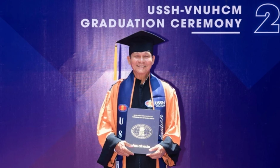 Cử nhân U70 tốt nghiệp sau những ca học tiếng Anh lúc 0h Cử nhân U70 tốt nghiệp sau những ca học tiếng Anh lúc 0h