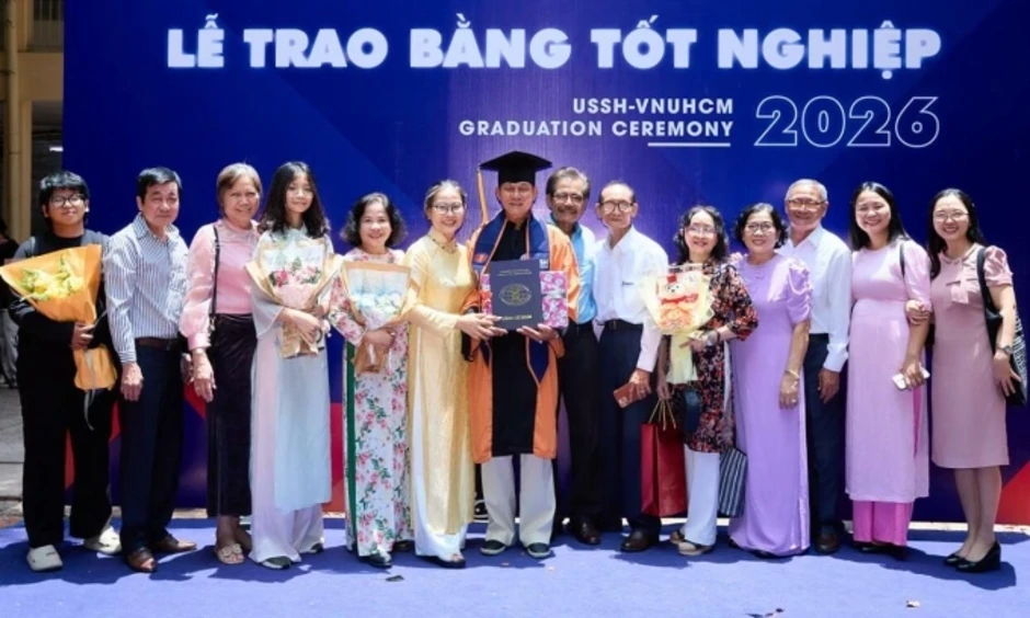 Cử nhân U70 tốt nghiệp sau những ca học tiếng Anh lúc 0h Cử nhân U70 tốt nghiệp sau những ca học tiếng Anh lúc 0h