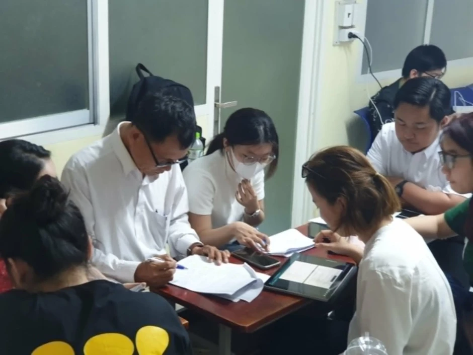 Cử nhân U70 tốt nghiệp sau những ca học tiếng Anh lúc 0h Cử nhân U70 tốt nghiệp sau những ca học tiếng Anh lúc 0h