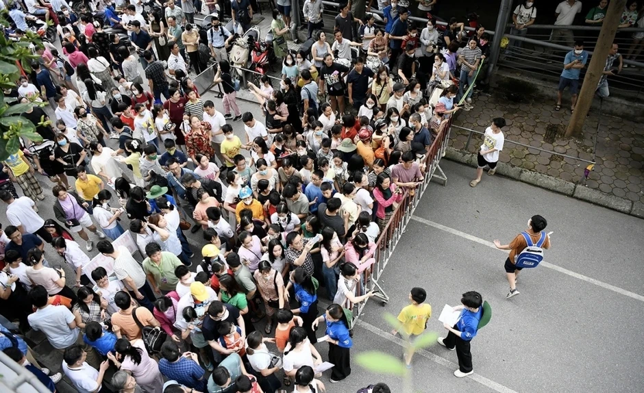 Cuộc đua vào lớp 6 ở Hà Nội: Áp lực chọi cao, phụ huynh “chạy đua” từ sớm Cuộc đua vào lớp 6 ở Hà Nội: Áp lực chọi cao, phụ huynh “chạy đua” từ sớm