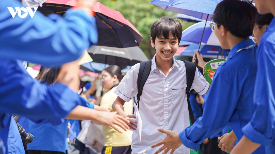 Cuộc đua vào trường chuyên Hà Nội: 334 thí sinh bất ngờ bỏ thi phút chót Cuộc đua vào trường chuyên Hà Nội: 334 thí sinh bất ngờ bỏ thi phút chót