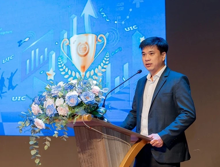 Cựu thủ khoa kép 7X trở thành Giám đốc Đại học Kinh tế TP.HCM Cựu thủ khoa kép 7X trở thành Giám đốc Đại học Kinh tế TP.HCM