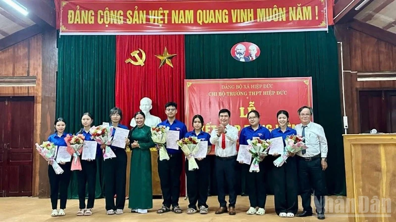 Đà Nẵng: Kết nạp 7 học sinh ưu tú vào Đảng tại địa chỉ đỏ Đà Nẵng: Kết nạp 7 học sinh ưu tú vào Đảng tại địa chỉ đỏ