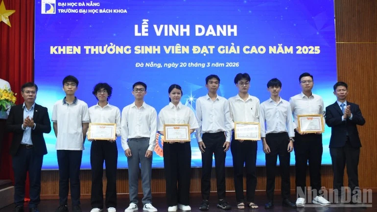 Đà Nẵng vinh danh, khen thưởng 170 sinh viên đoạt giải cao năm 2025 trong nghiên cứu khoa học Đà Nẵng vinh danh, khen thưởng 170 sinh viên đoạt giải cao năm 2025 trong nghiên cứu khoa học