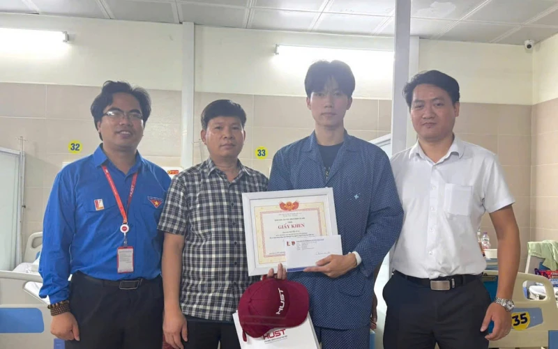 Đại học Bách khoa Hà Nộ khen thưởng nam sinh dũng cảm lao vào đám cháy cứu 7 người Đại học Bách khoa Hà Nộ khen thưởng nam sinh dũng cảm lao vào đám cháy cứu 7 người