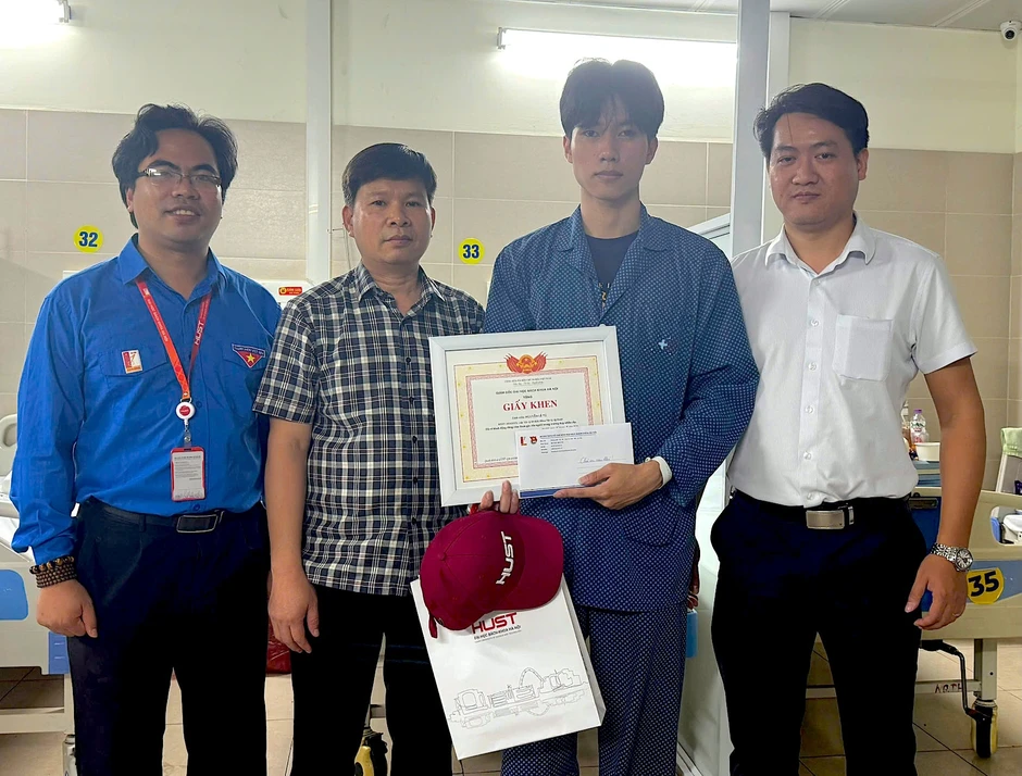 Đại học Bách khoa Hà Nội tặng giấy khen cho nam sinh lao vào đám cháy cứu người Đại học Bách khoa Hà Nội tặng giấy khen cho nam sinh lao vào đám cháy cứu người