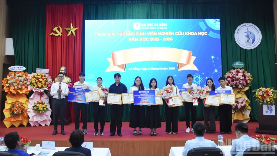 Đại học Đà Nẵng trao Giải thưởng sinh viên nghiên cứu khoa học năm 2026 Đại học Đà Nẵng trao Giải thưởng sinh viên nghiên cứu khoa học năm 2026