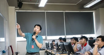 Đại học hết thời ‘nạp kiến thức 5 năm dùng cả đời’?